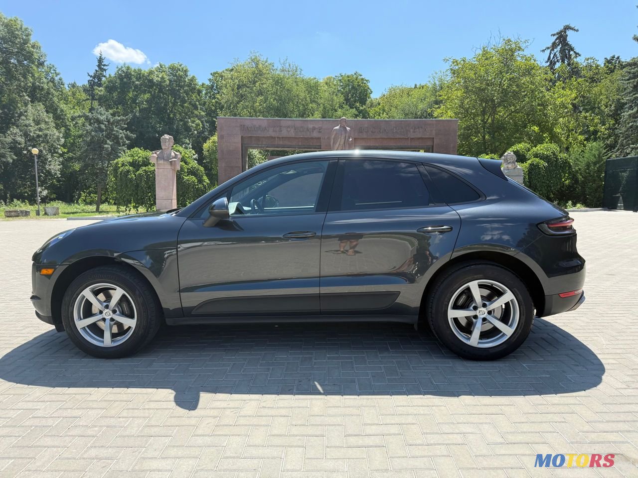 2020' Porsche Macan photo #2