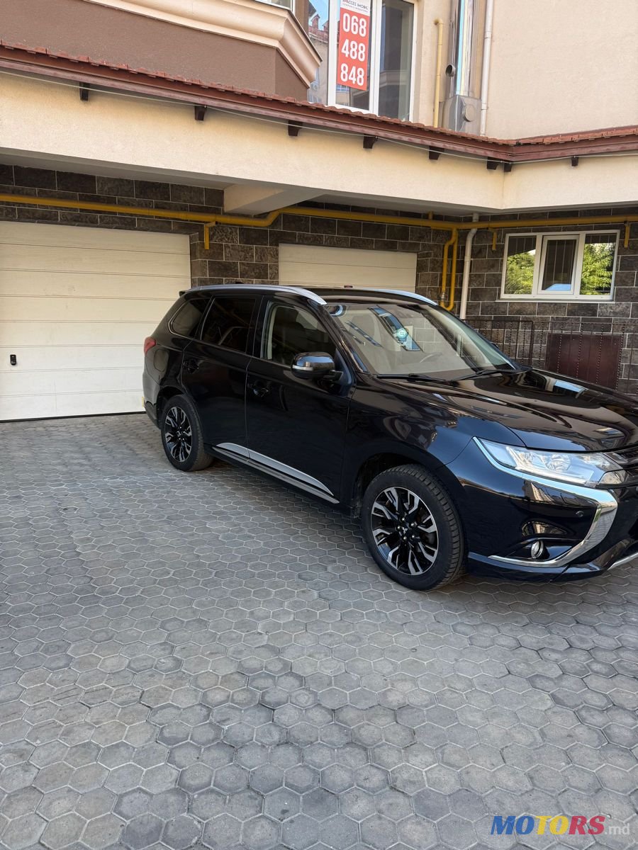2015' Mitsubishi Outlander photo #3