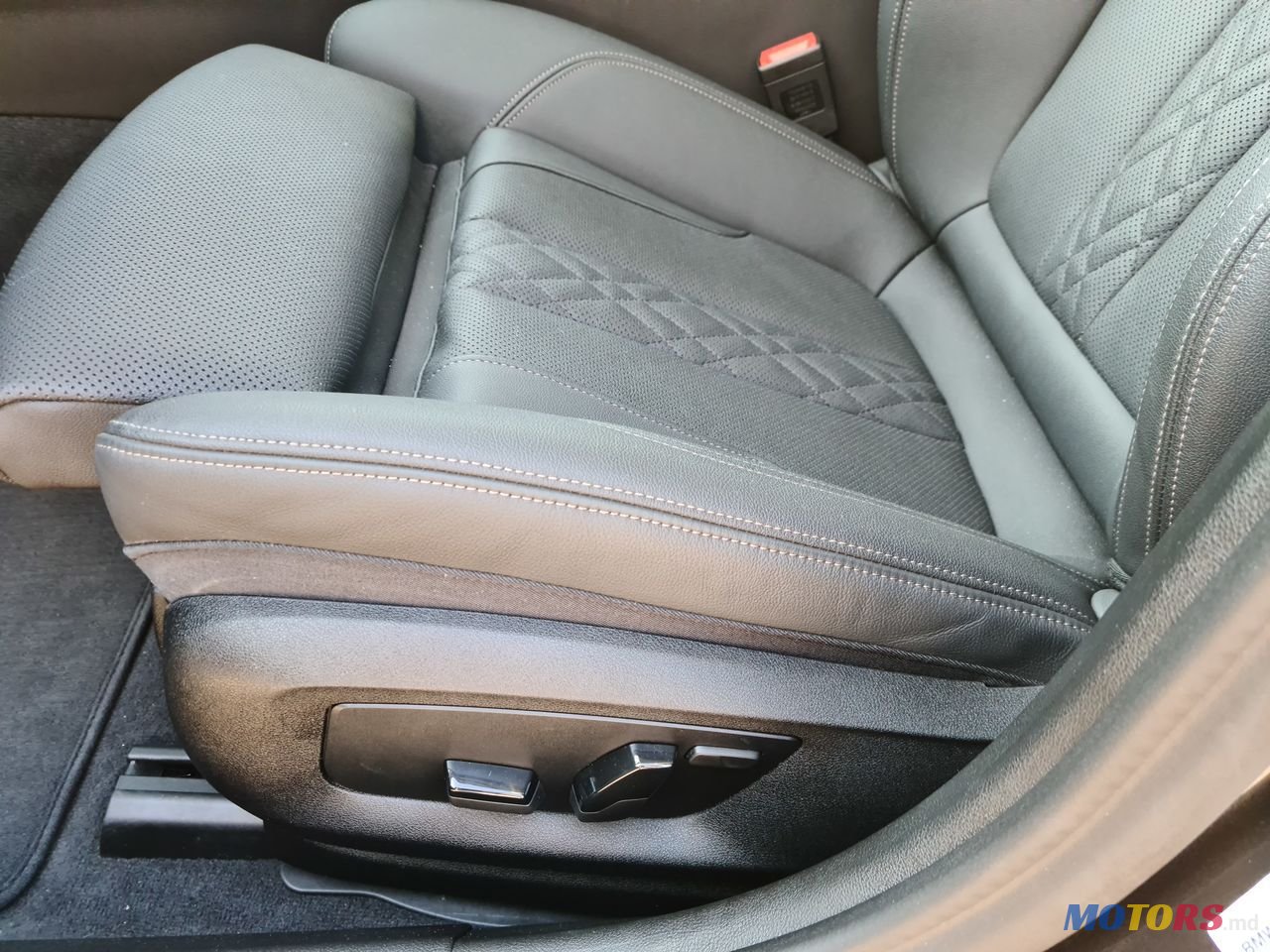 2020' BMW 5 Series photo #6