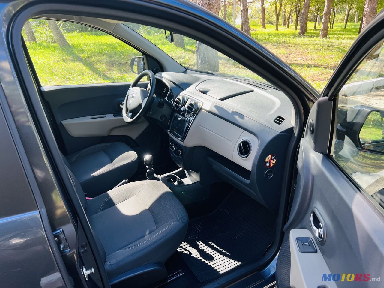 2013' Dacia Lodgy photo #6