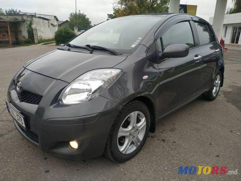 2011' Toyota Yaris photo #3