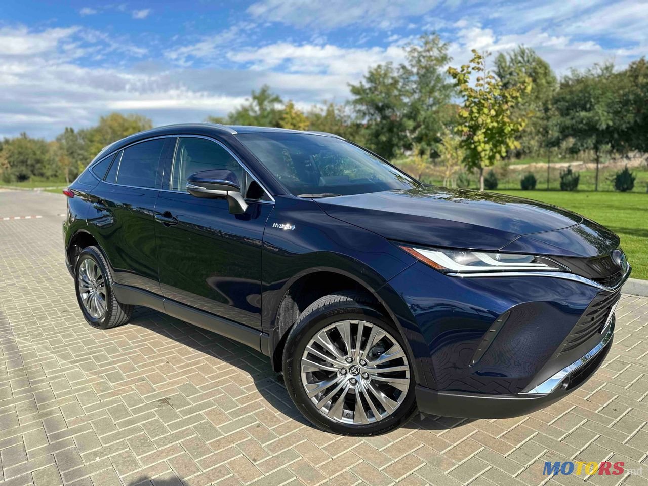 2021' Toyota Venza photo #2