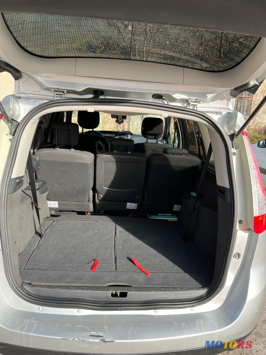 2010' Renault Grand Scenic photo #1