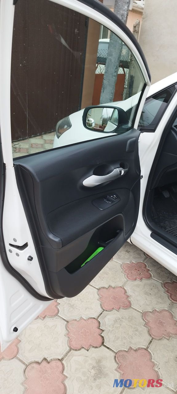 2010' Toyota Auris photo #6