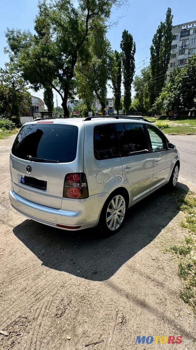 2009' Volkswagen Touran photo #2