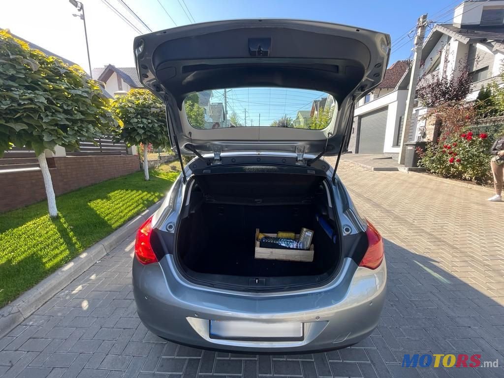 2011' Opel Astra photo #6