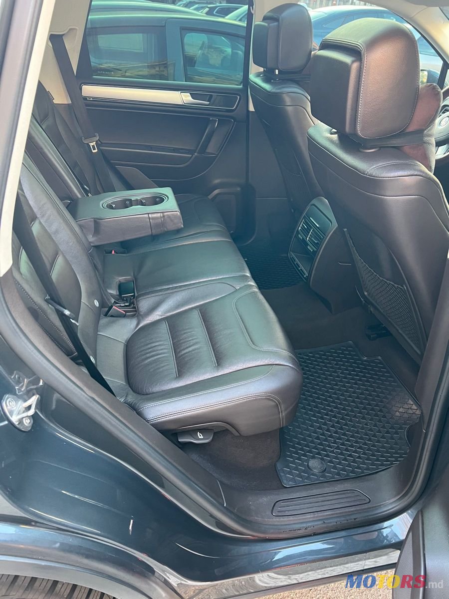 2016' Volkswagen Touareg photo #5