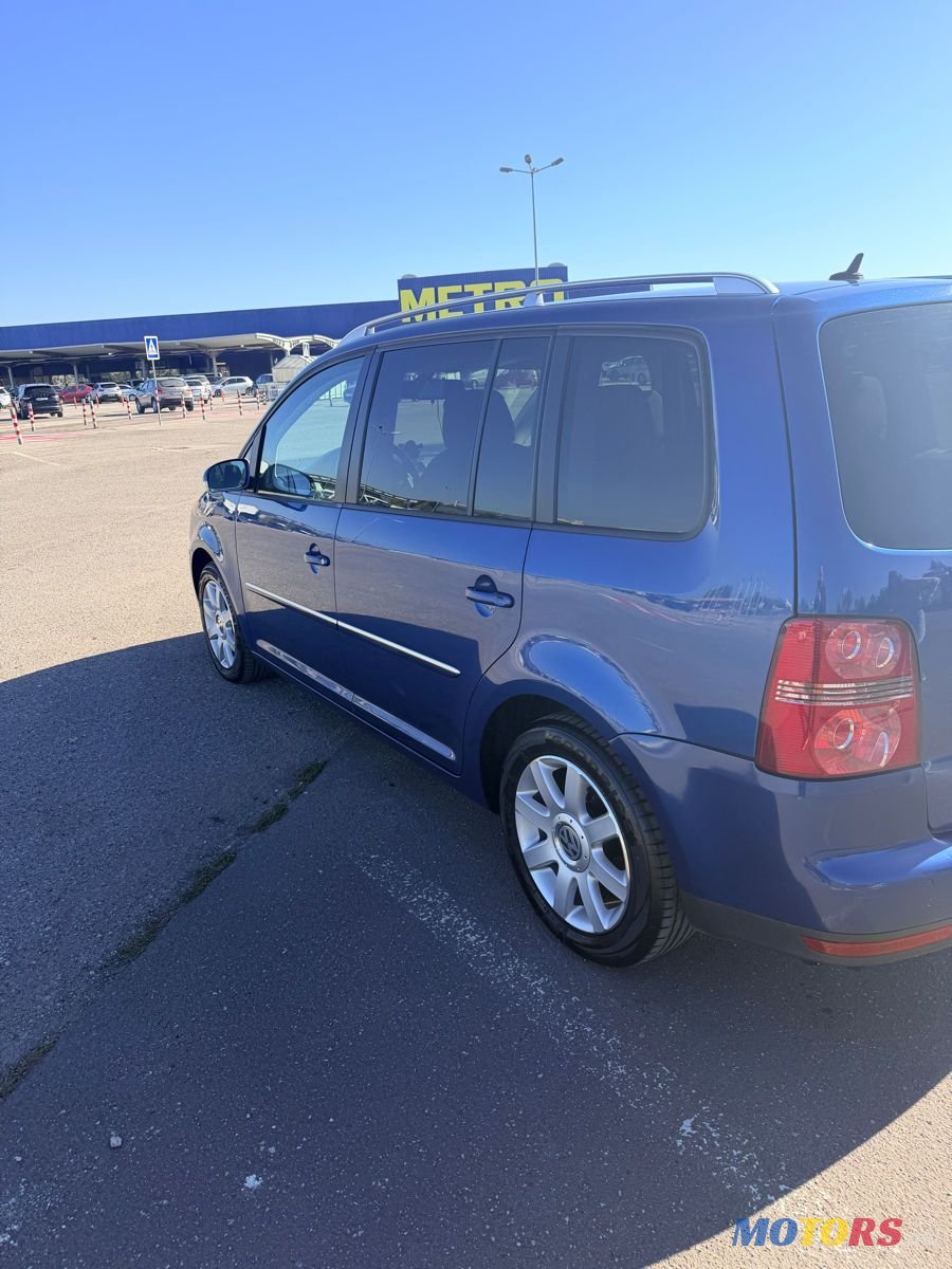 2009' Volkswagen Touran photo #3