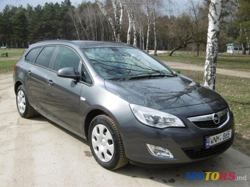 2011' Opel Astra photo #2