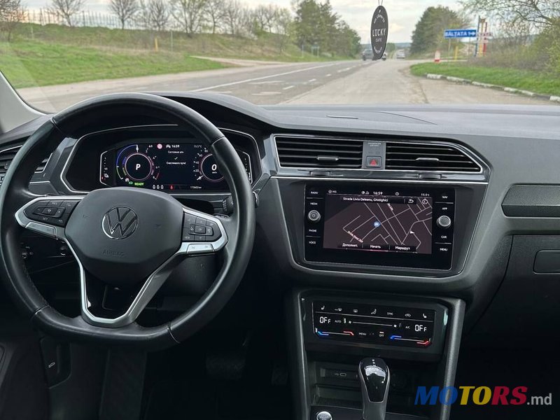 2021' Volkswagen Tiguan photo #5