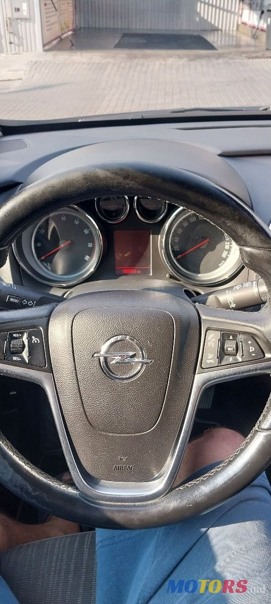 2011' Opel Astra photo #3