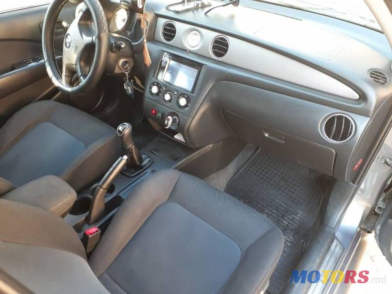 2005' Mitsubishi Outlander photo #3