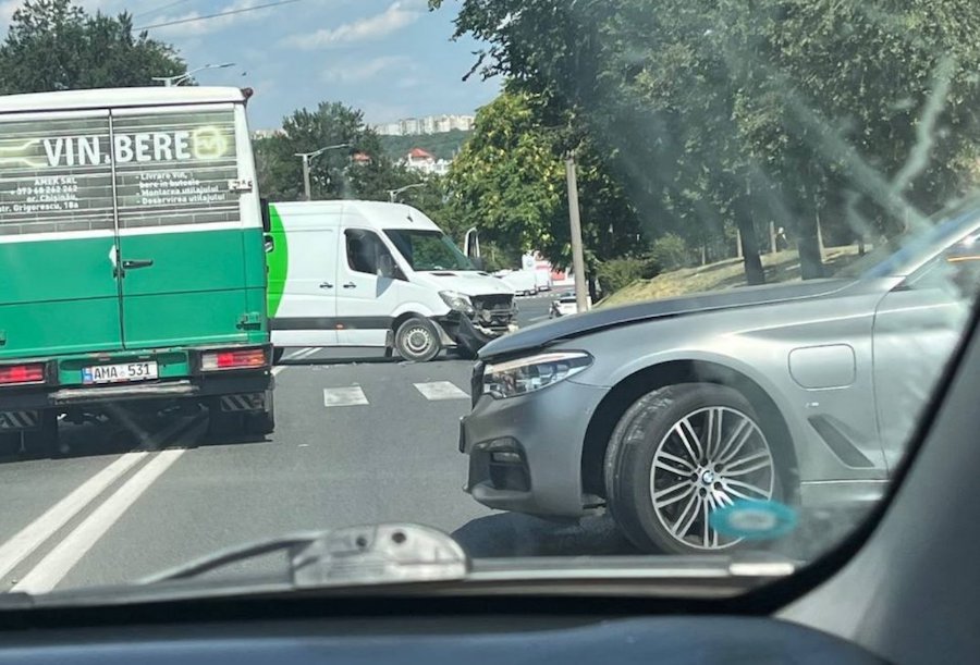 Văzut în zeci de încălcări de circulație, un celebru șofer din Chișinău a fost implicat într-un accident
