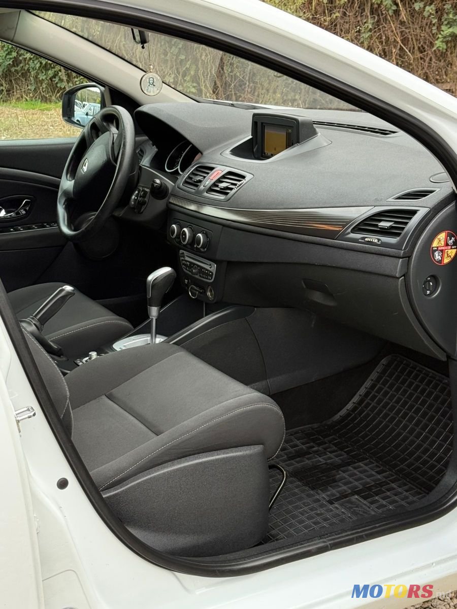 2011' Renault Megane photo #5