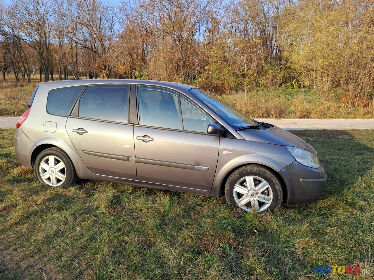 2005' Renault Grand Scenic photo #2