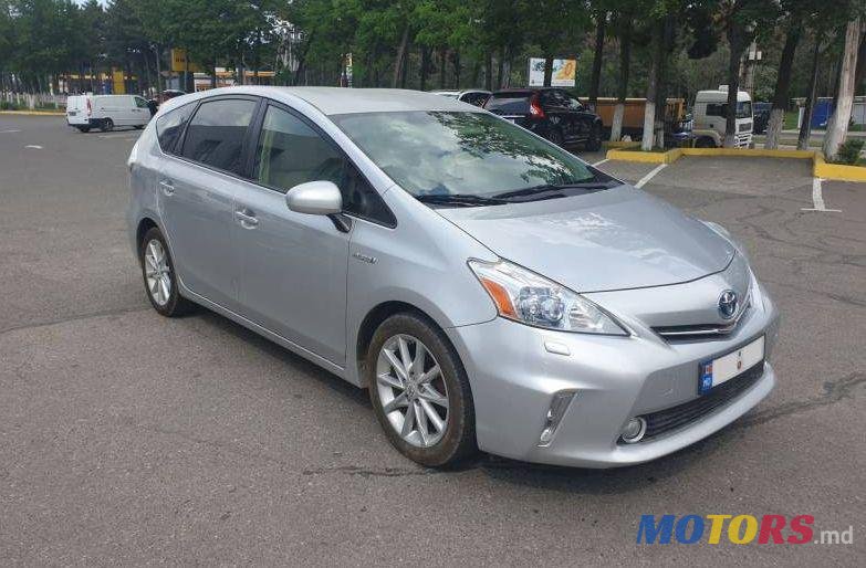 2012' Toyota Prius v photo #1