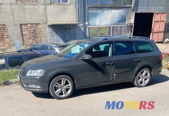 2011' Volkswagen Passat photo #3