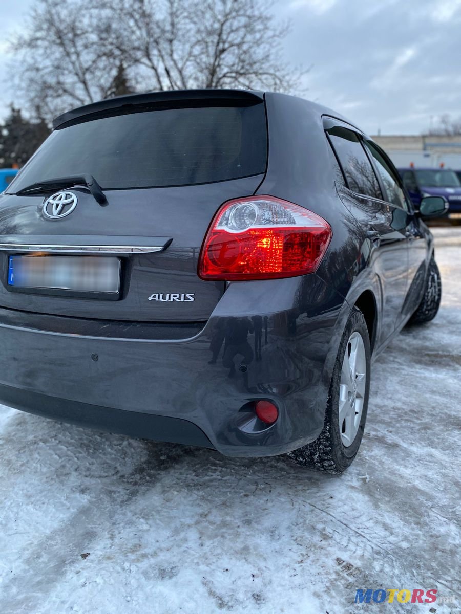 2011' Toyota Auris photo #3