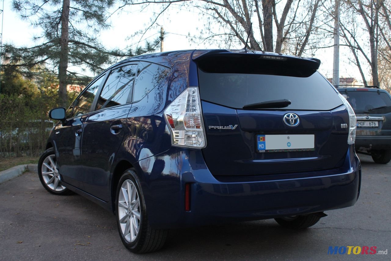 2011' Toyota Prius v photo #5