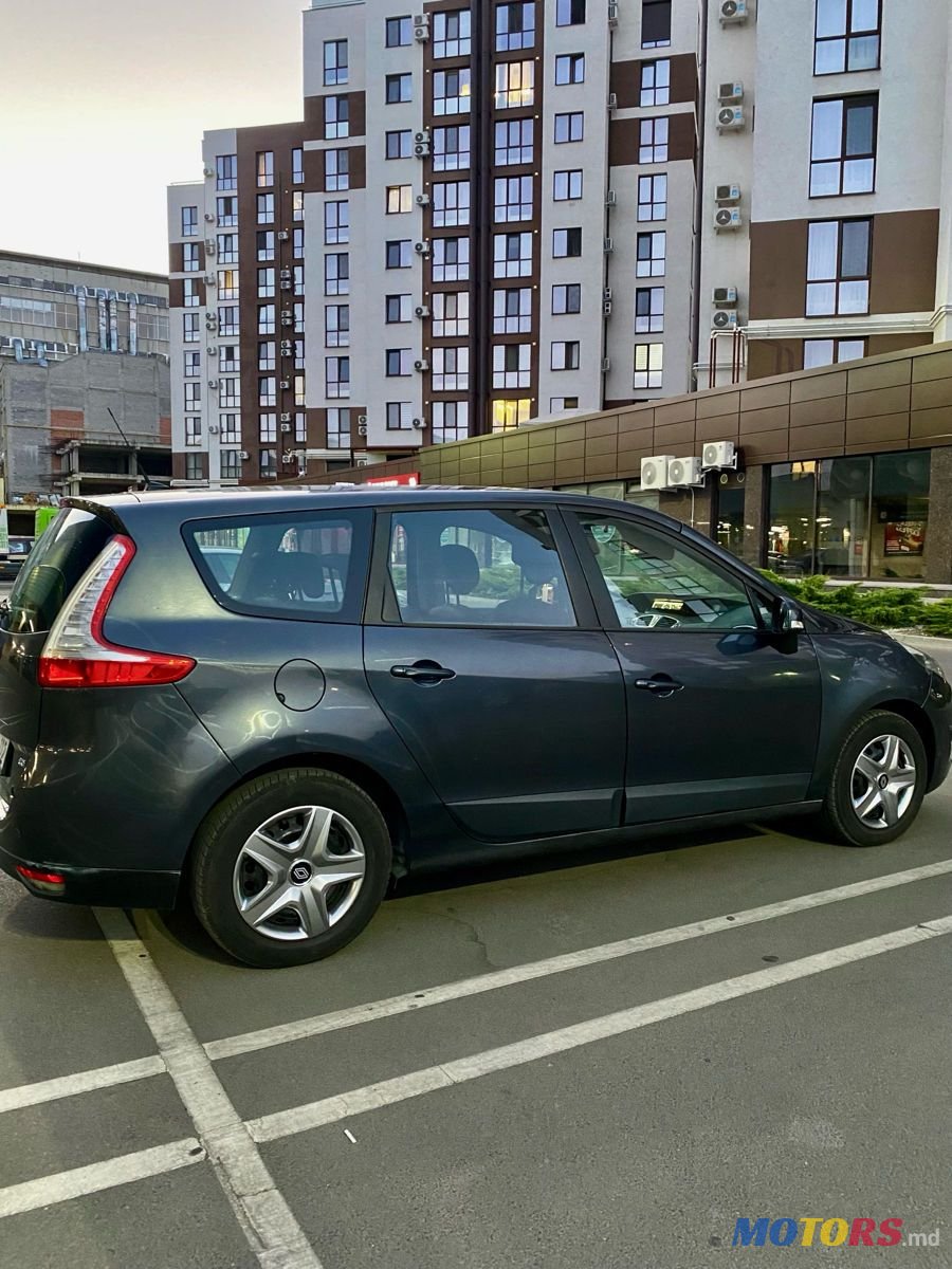 2010' Renault Grand Scenic photo #1