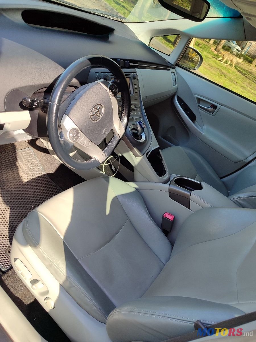 2012' Toyota Prius photo #4