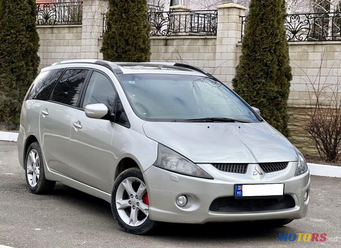 2008' Mitsubishi Grandis photo #1