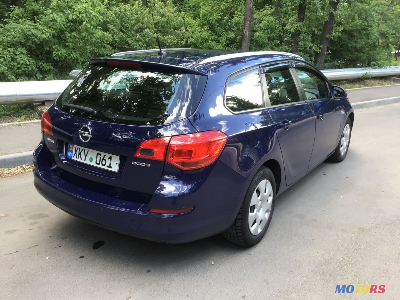 2012' Opel Astra photo #2