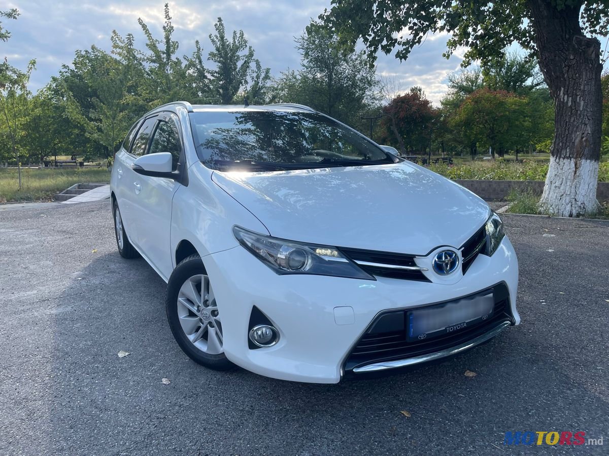 2013' Toyota Auris photo #3