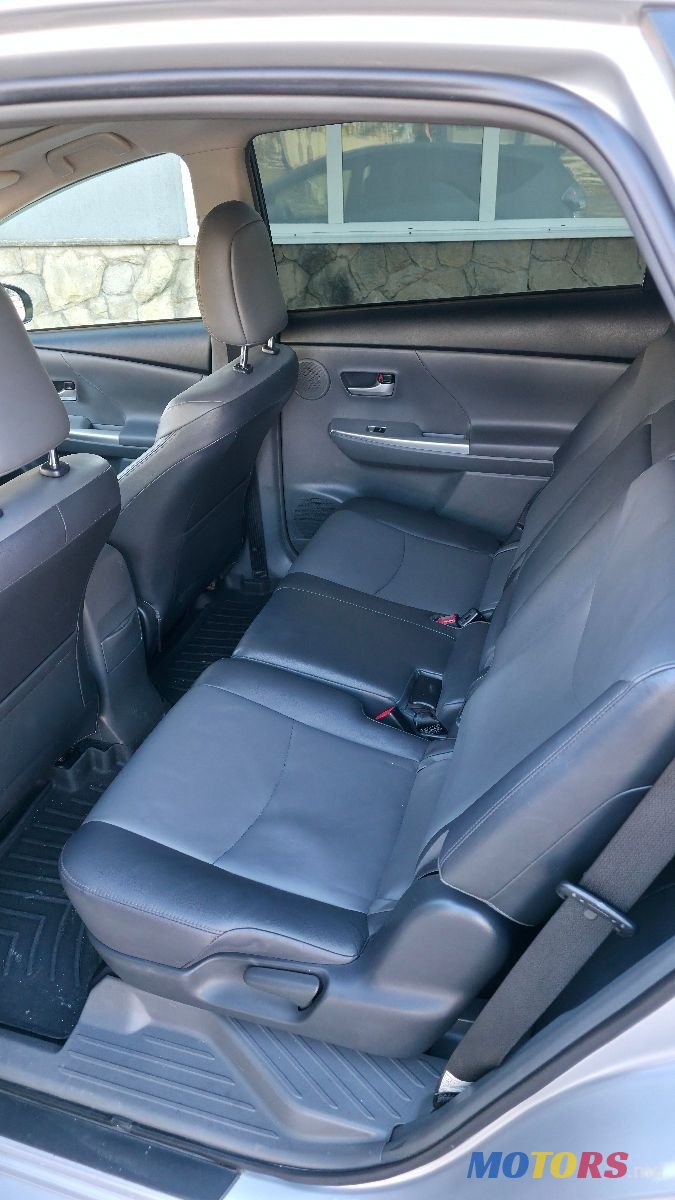 2011' Toyota Prius v photo #5
