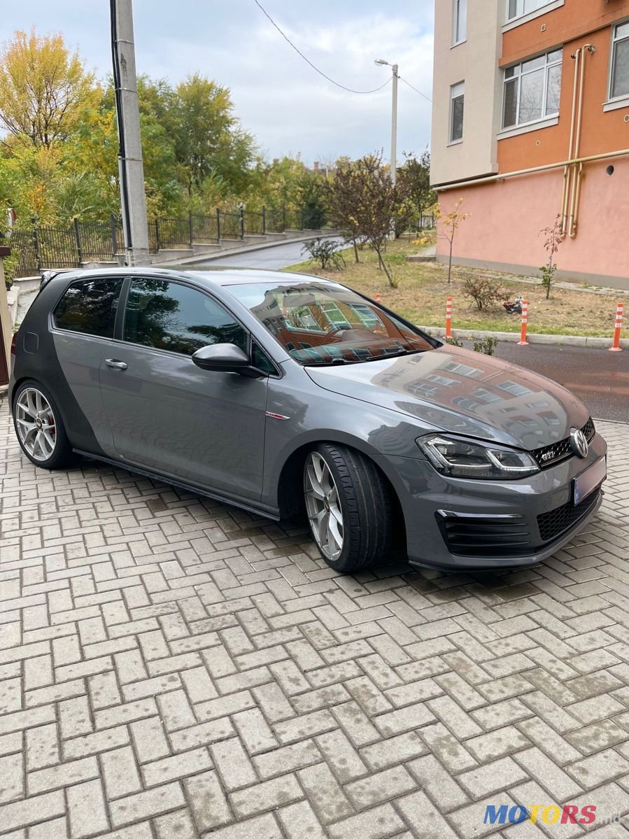 2015' Volkswagen Golf photo #2