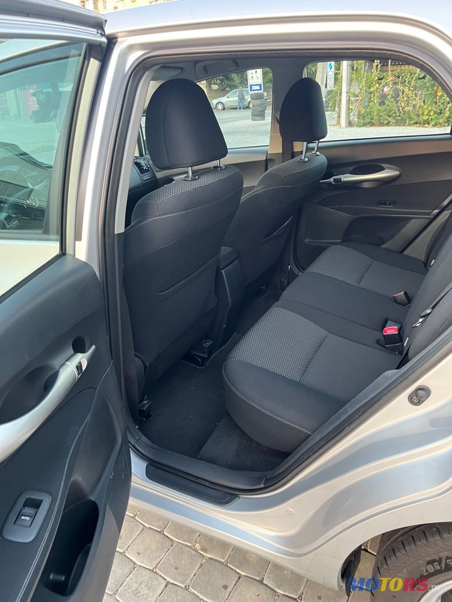 2011' Toyota Auris photo #4