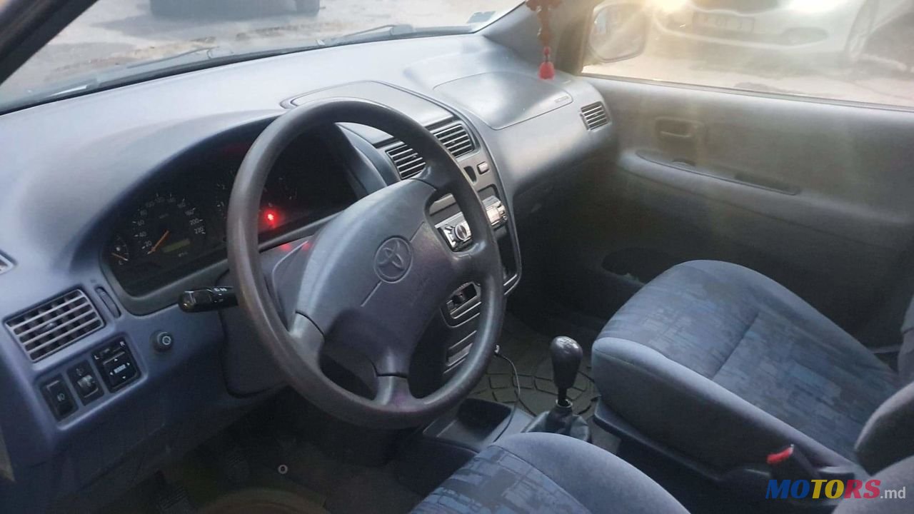 1998' Toyota Picnic photo #5