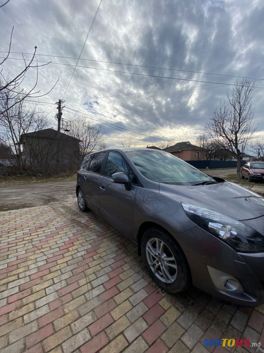 2011' Renault Scenic photo #2