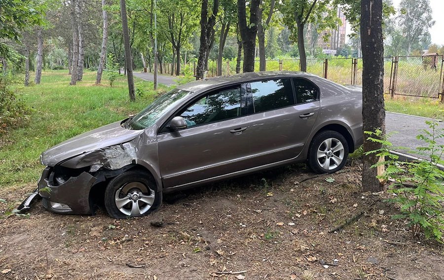Mister dezlegat al unei Skoda Superb descoperite într-o dimineaţă în interiorul unui parc din Chişinău