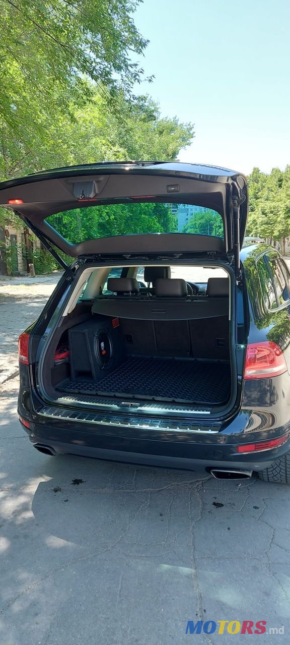 2011' Volkswagen Touareg photo #5