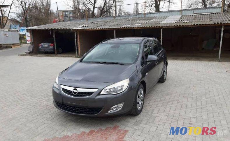 2011' Opel Astra photo #1
