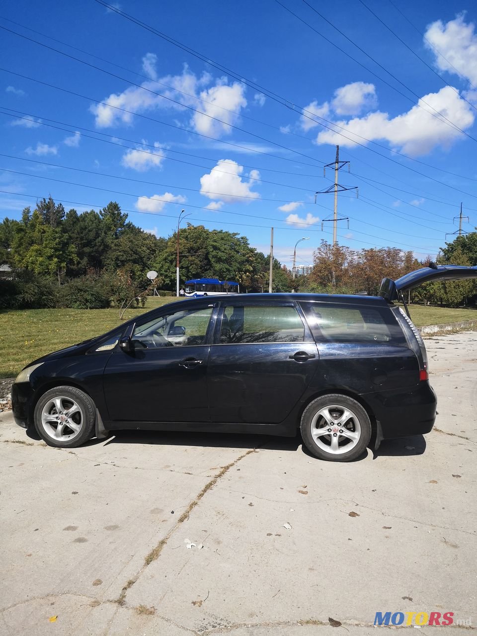 2006' Mitsubishi Grandis photo #2