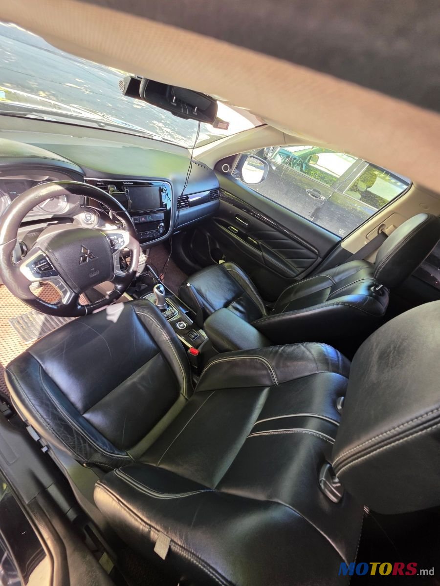 2015' Mitsubishi Outlander photo #5
