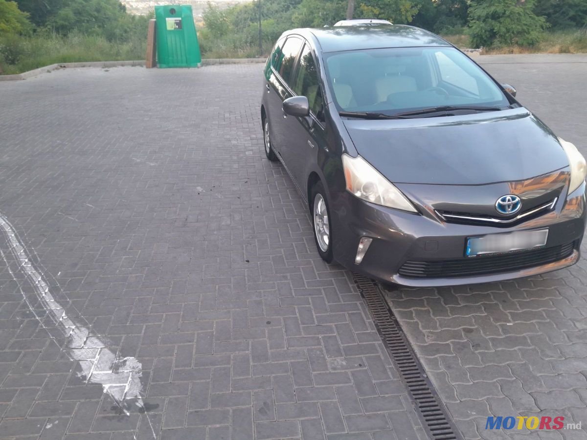 2014' Toyota Prius V photo #2