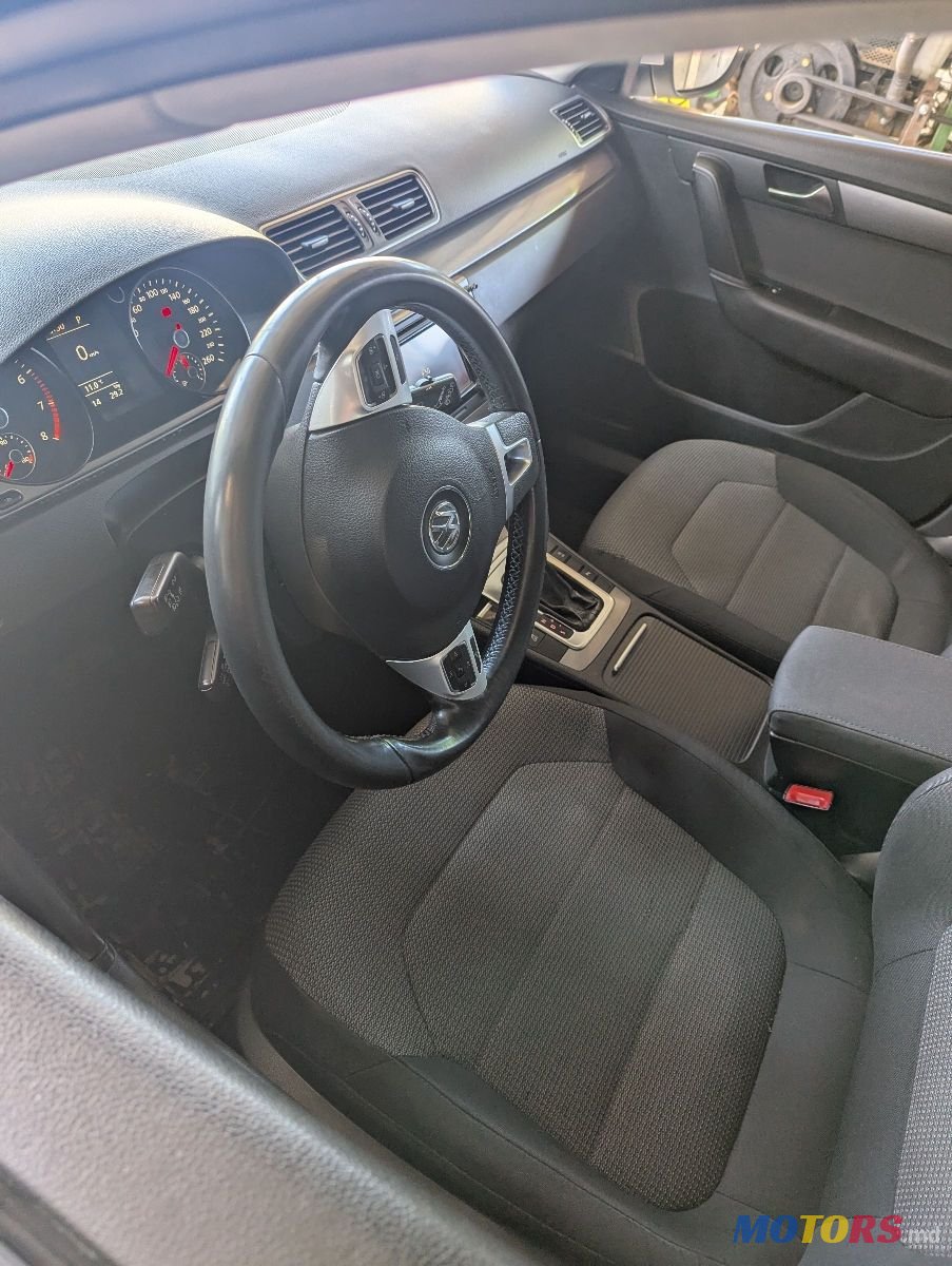 2010' Volkswagen Passat photo #5