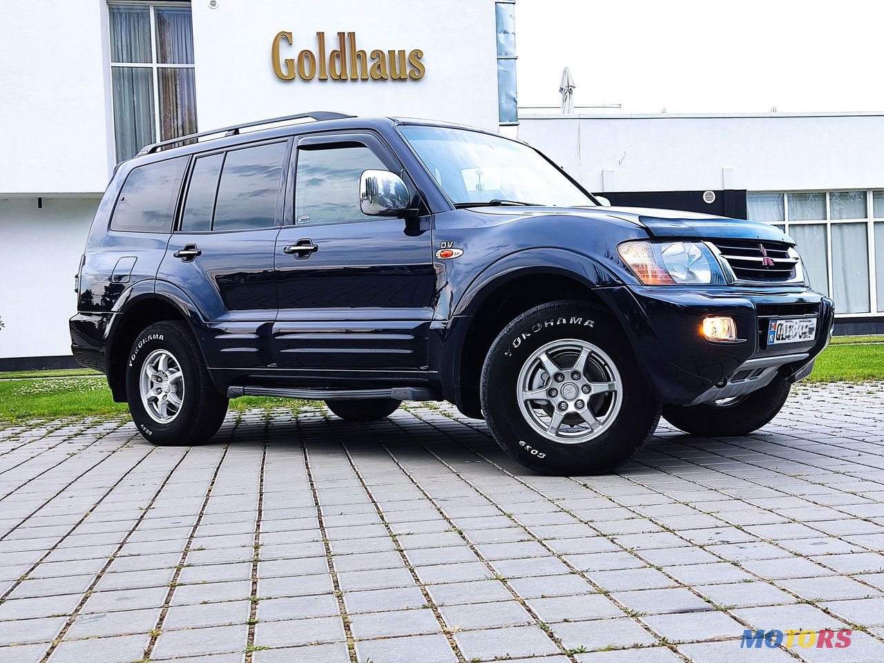 2002' Mitsubishi Pajero photo #1