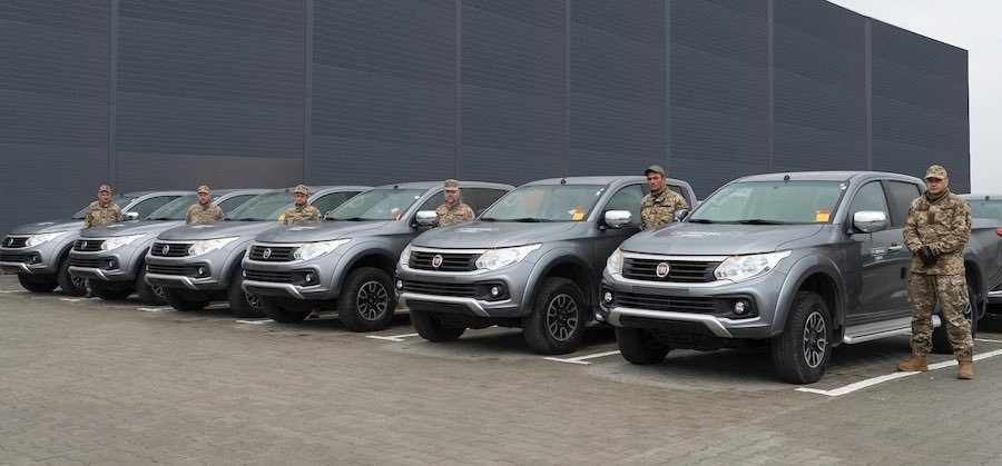 Волонтеры передали украинским бойцам десять пикапов Fiat