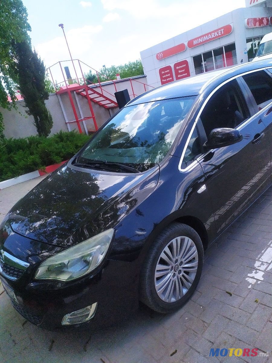 2011' Opel Astra photo #1