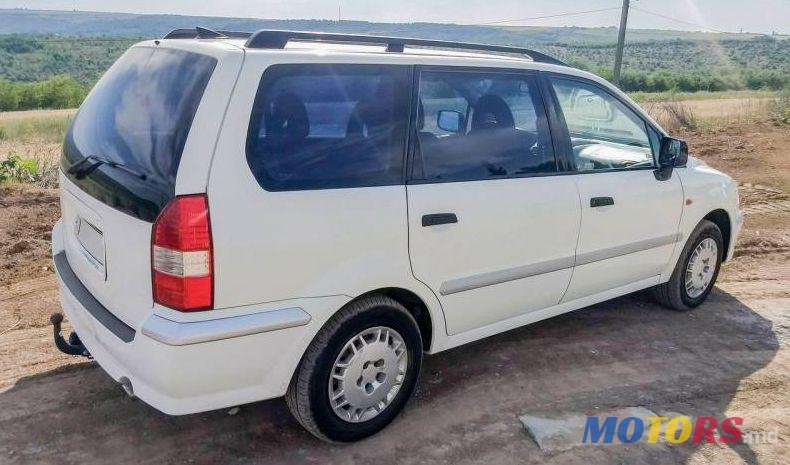 2002' Mitsubishi Space Wagon photo #4