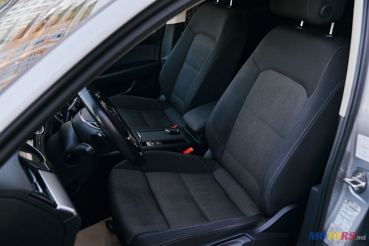 2019' Volkswagen Passat photo #3