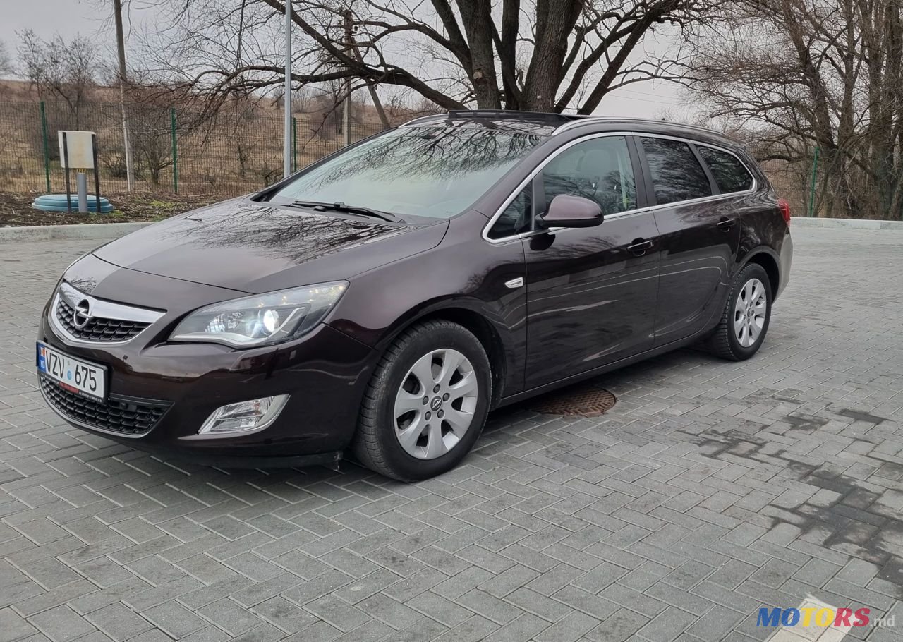 2012' Opel Astra photo #2