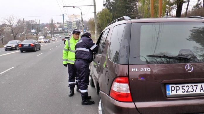Modificare de lege! Moldovenii pot aduce în ţară maxim două maşini pe an, fără să plătească taxe de vămuire