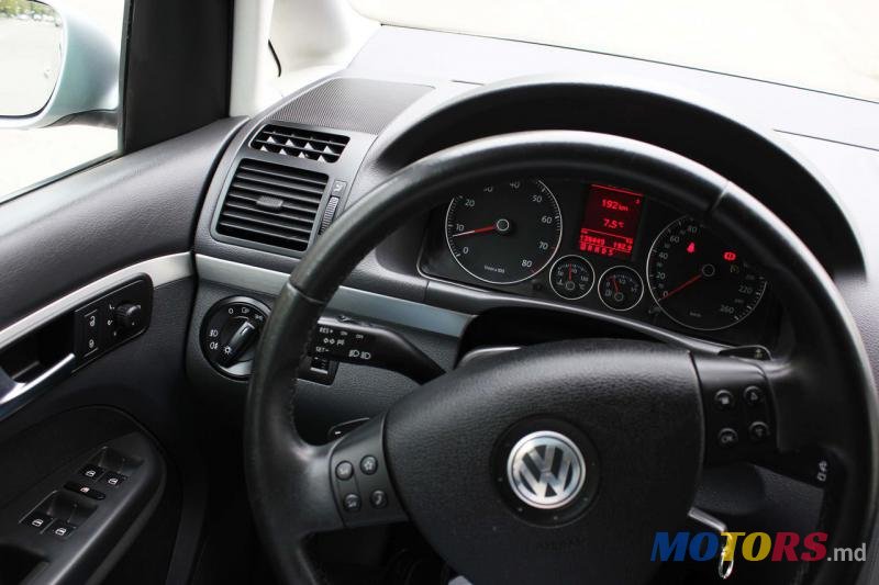 2007' Volkswagen Touran photo #5