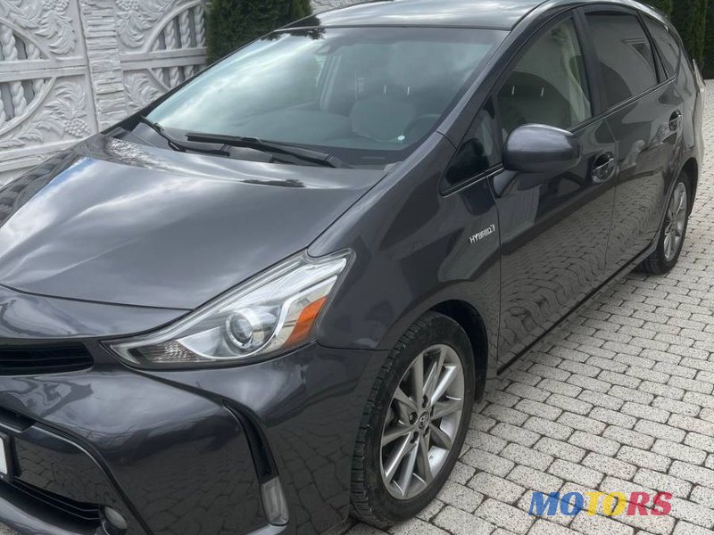 2017' Toyota Prius v photo #2