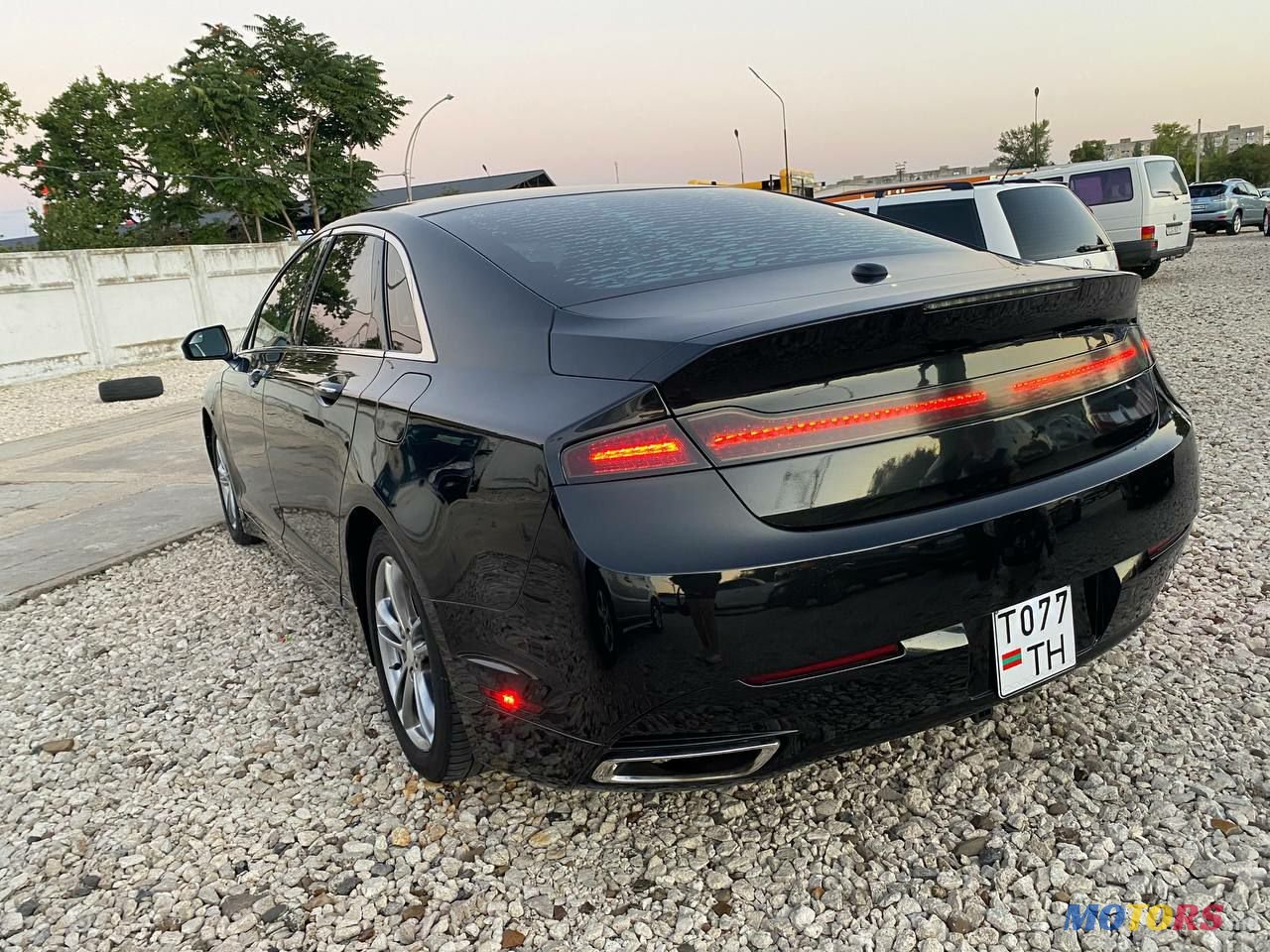 2013' Lincoln MKZ photo #3